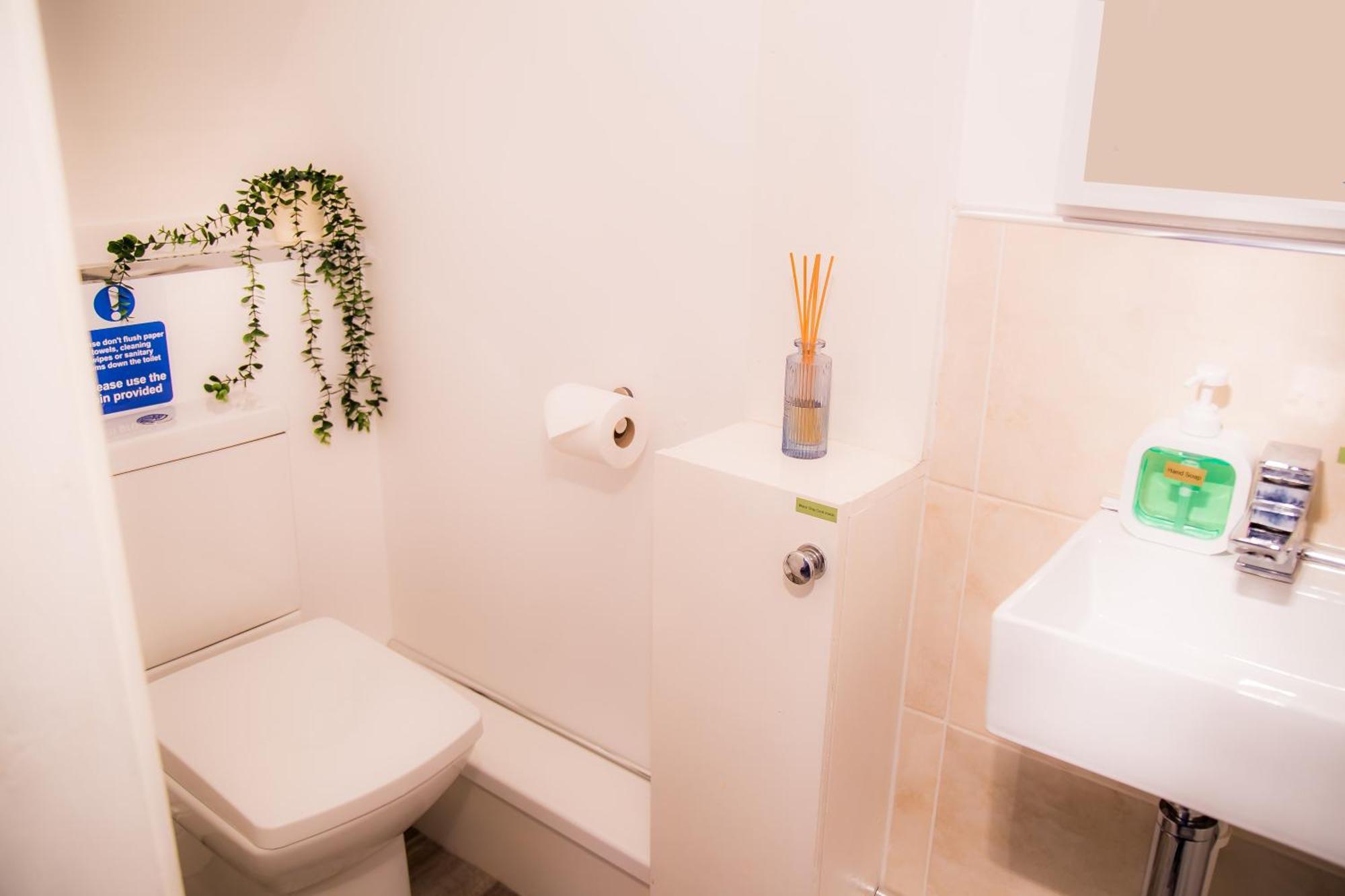 Lucky - Ideal For Trade, Consultants & Family - Near Alton Towers, 3 Bedrooms - 4 Beds - Max 5 Guests Stoke-on-Trent