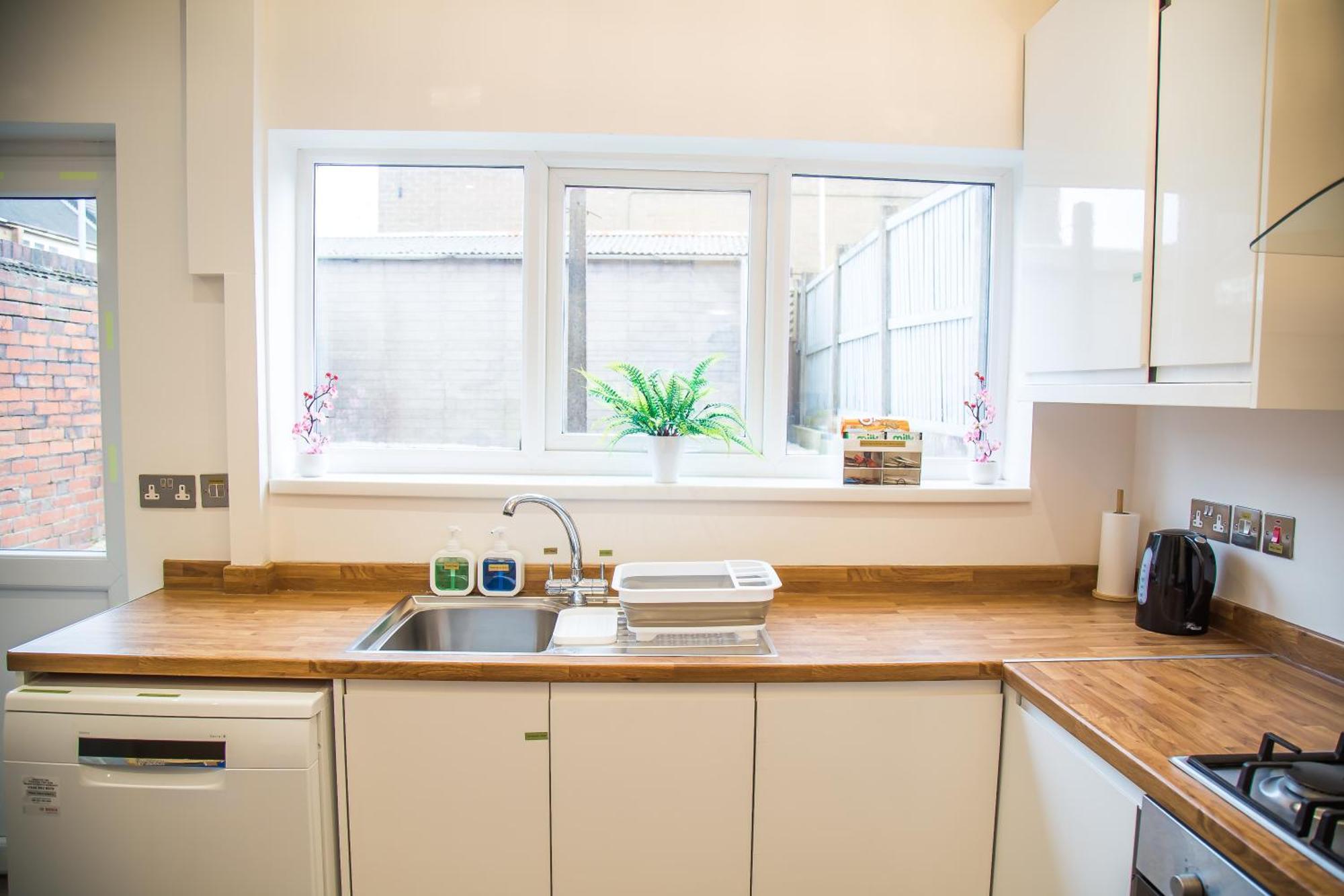 Holiday home Lucky - Ideal For Trade, Consultants & Family - Near Alton Towers, 3 Bedrooms - 4 Beds - Max 5 Guests *